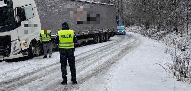 Oblodzona nawierzchnia przyczyną wypadków. Ciężarówka w rowie