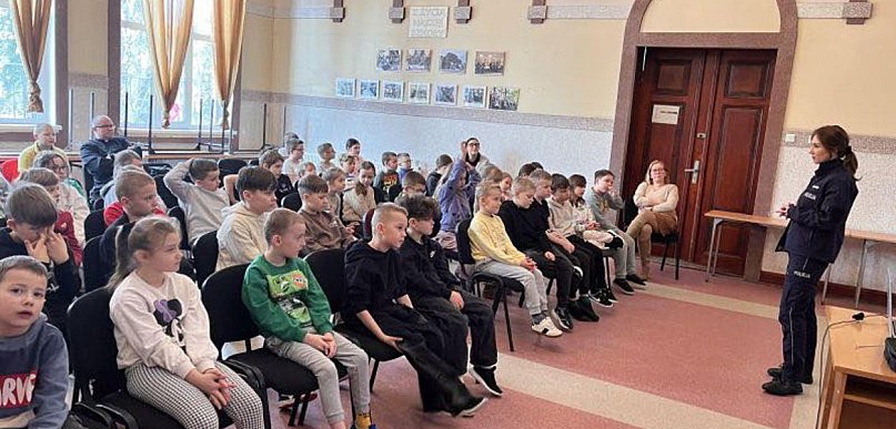 Policjantki z KPP Człuchów o cyberprzestępczości w szkole w Czarnem