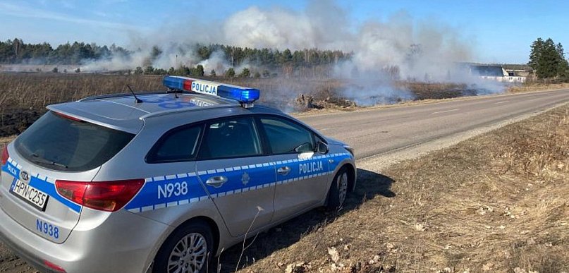 Pożar suchej trawy w Koczale. Policja ostrzega