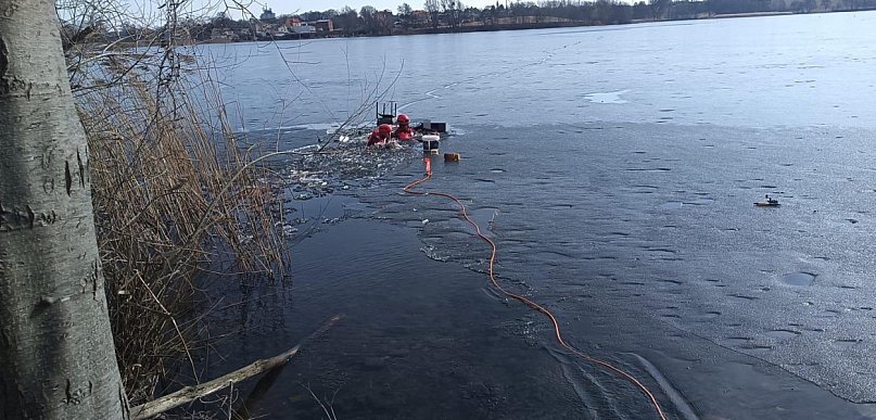 Załamał się lód w Człuchowie. Służby uratowały mężczyznę