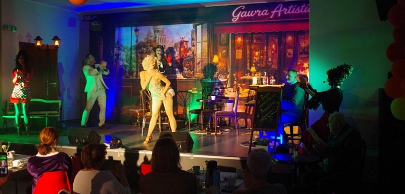 Spektakl inspirowany Edith Piaf w Przechlewie. Muzyczna podróż do Paryża