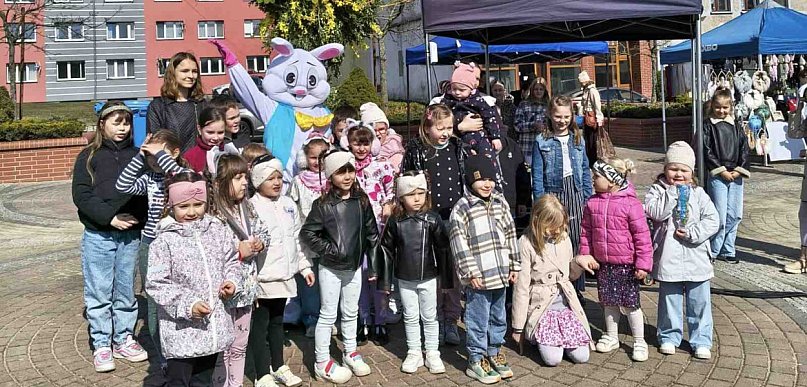 Świąteczna atmosfera na kiermaszu wielkanocnym w Debrznie