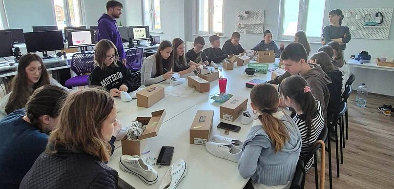 Samodzielnie zaprojektowali i stworzyli trampki