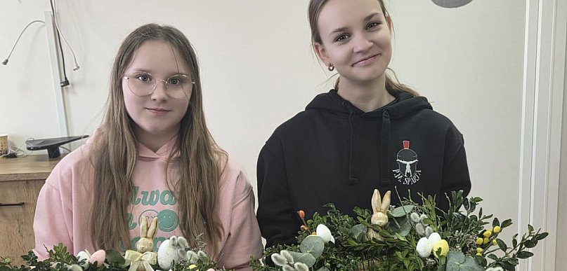 Młodzież stworzyła własne dekoracje podczas warsztatów florystycznych