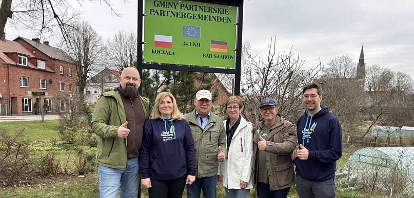 Delegacja z Bad Saarow odwiedziła Koczałę. W tle 80-lecie szkoły