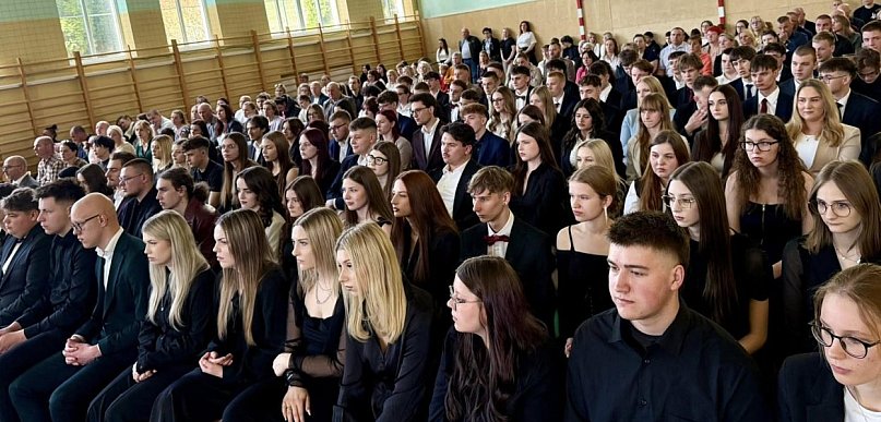 Maturzyści zakończyli naukę w szkołach. Tak ich żegnano w powiecie [Foto]