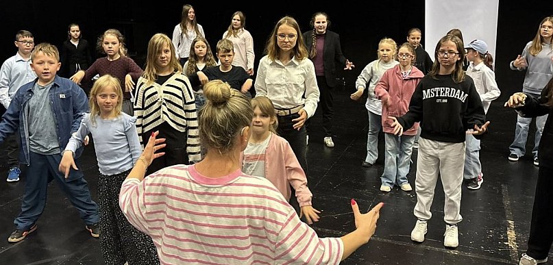 Młodzież z Debrzna w Gdyni. Spektakl, warsztaty i wyjazd nad morze