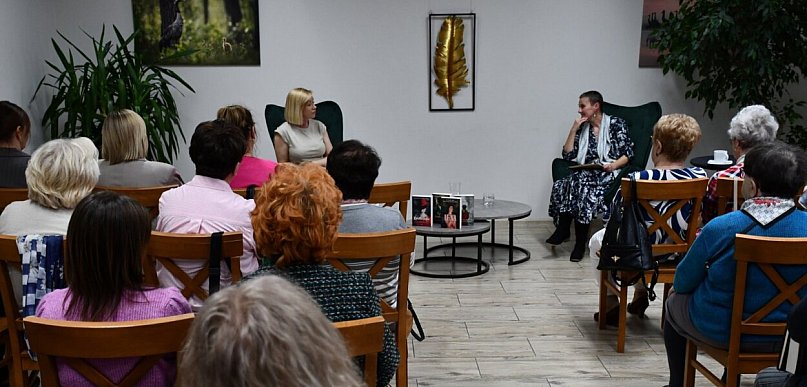 Spotkanie z Barbarą Wysoczańską. Sala wypełniła się miłośnikami literatury