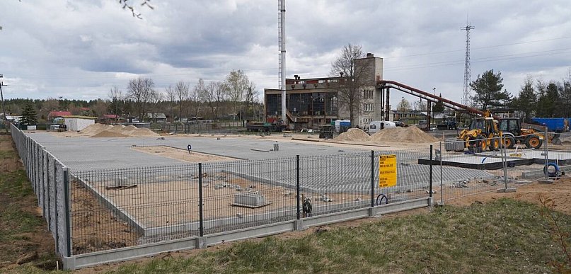 Deszcz lał się prosto do kontenerów. Podpatrywali sąsiadów by uniknąć błędu