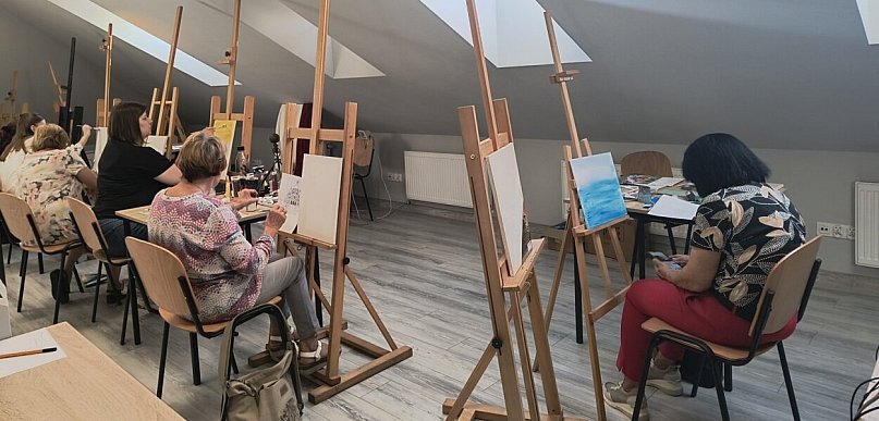Mają od 7 do 80 lat i wspólnie malują. Po raz pierwszy pokażą swoje obrazy