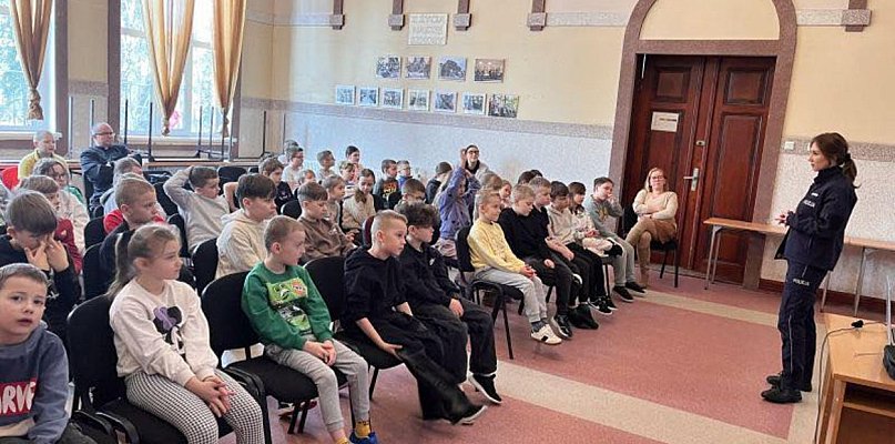 Policjantki z KPP Człuchów o cyberprzestępczości w szkole w Czarnem