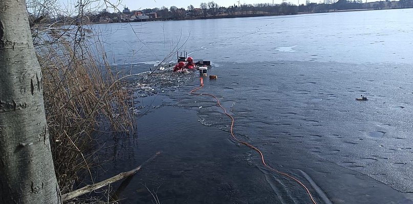 Załamał się lód w Człuchowie. Służby uratowały mężczyznę