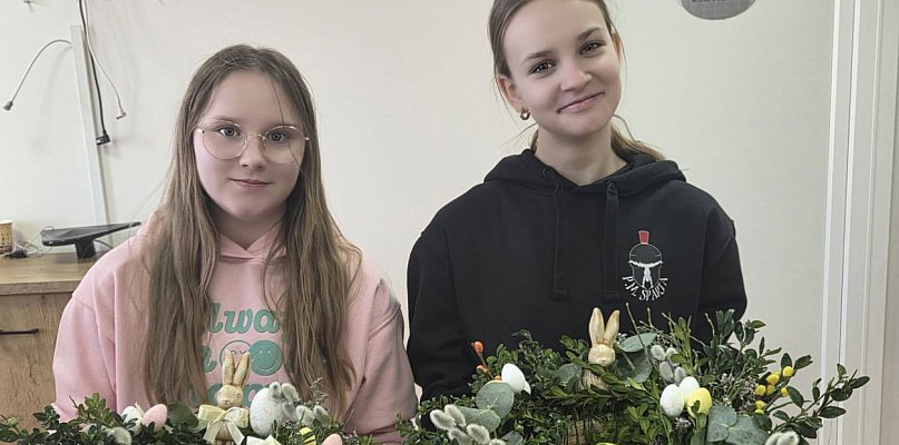 Młodzież stworzyła własne dekoracje podczas warsztatów florystycznych