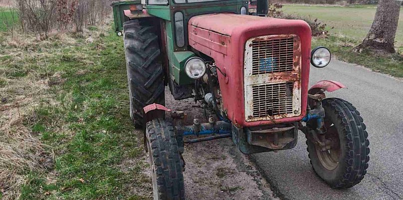 Ciągnik z nielegalnymi tablicami. 59-latek stanie przed sądem
