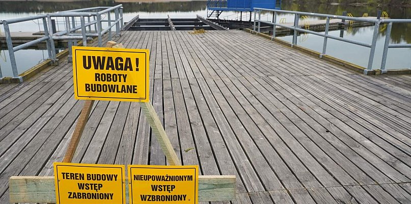 Remont pomostu na plaży OSiR w Człuchowie. Obiekt zamknięty do wakacji