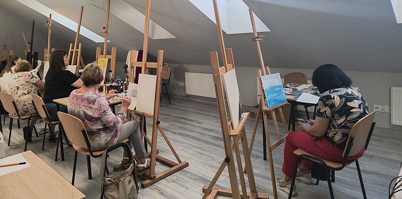 Mają od 7 do 80 lat i wspólnie malują. Po raz pierwszy pokażą swoje obrazy