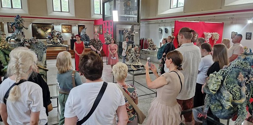 Tłumnie na wernisażu Kazimierza Kalkowskiego. Wystawa dostępna całe wakacje