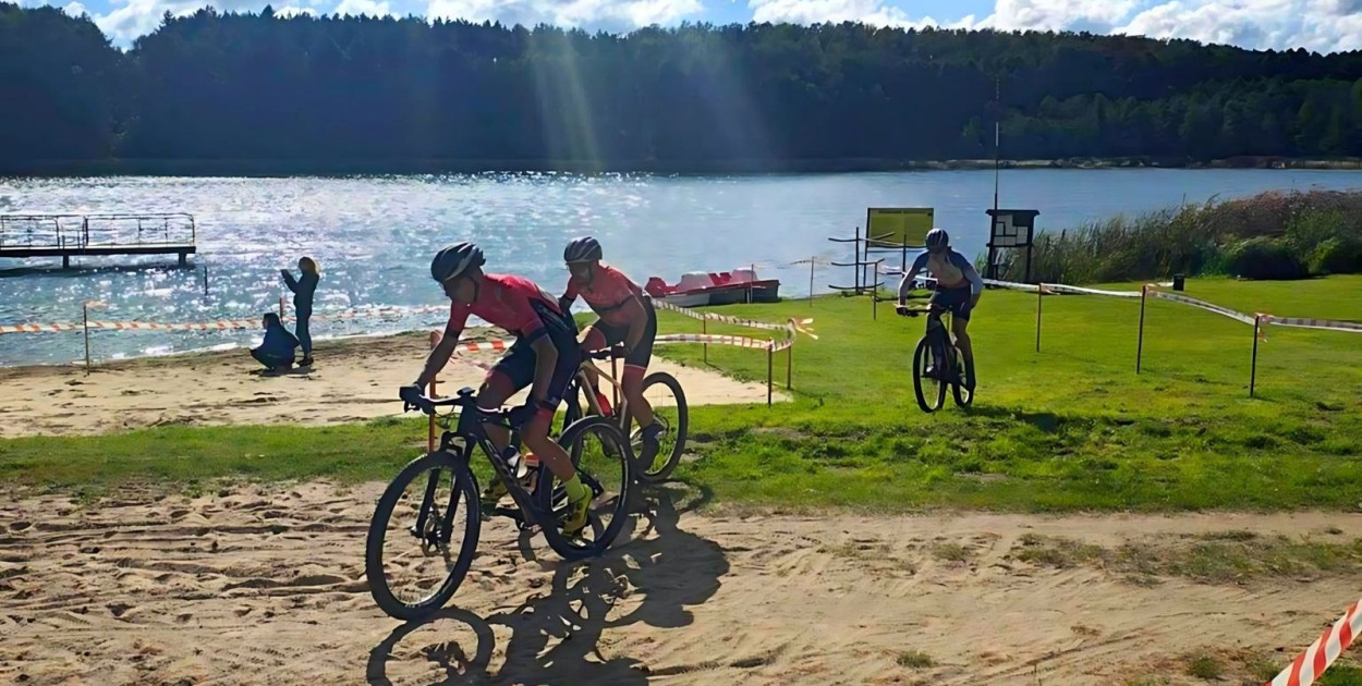Zmagania na trasie MTB Debrzno, jez. Żuczek 28 września 2025 - Krzysztof Jankowski na czele, fot. Aleksandra Rodziewicz