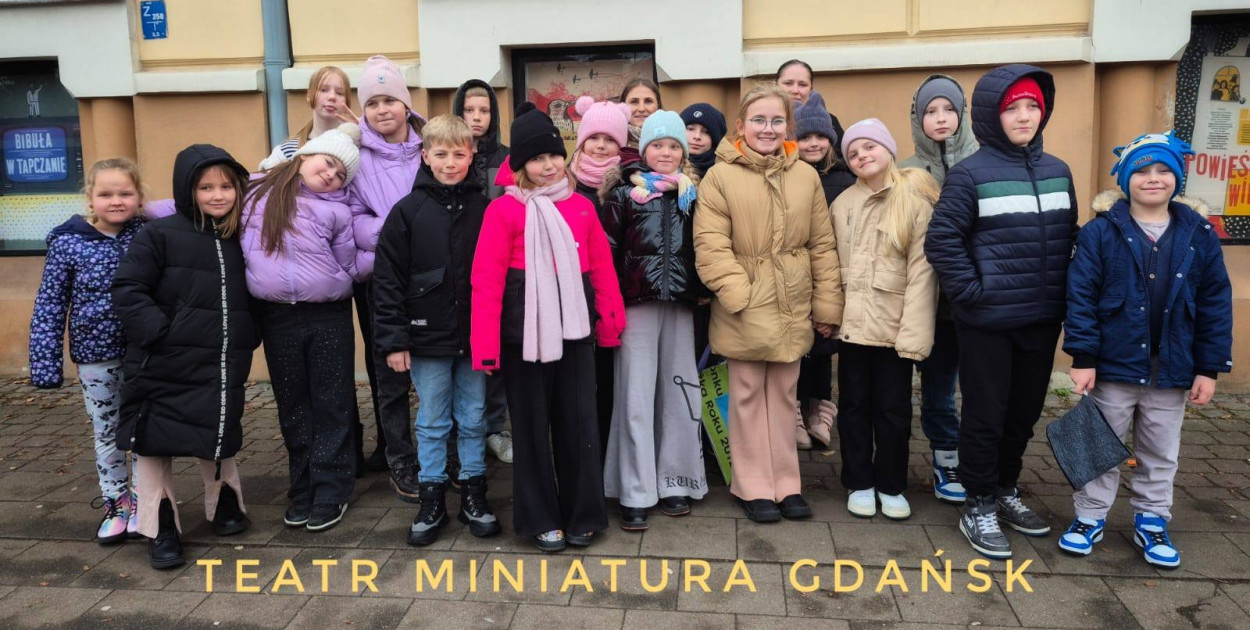 Dzieci obejrzały „Opowieść wigilijną” w Teatrze Miniatura