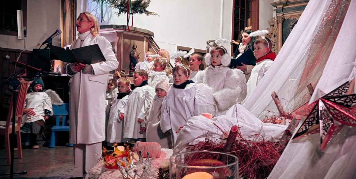 Kolędowanie z przedszkolakami w Gwieździnie. Najmłodsi wystąpili w kościele