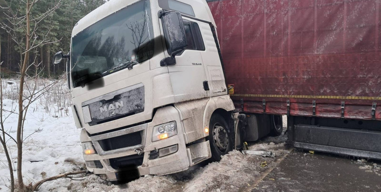 Zdarzenie na DW202. Ciężarówka zablokowała ruch w obu kierunkach
