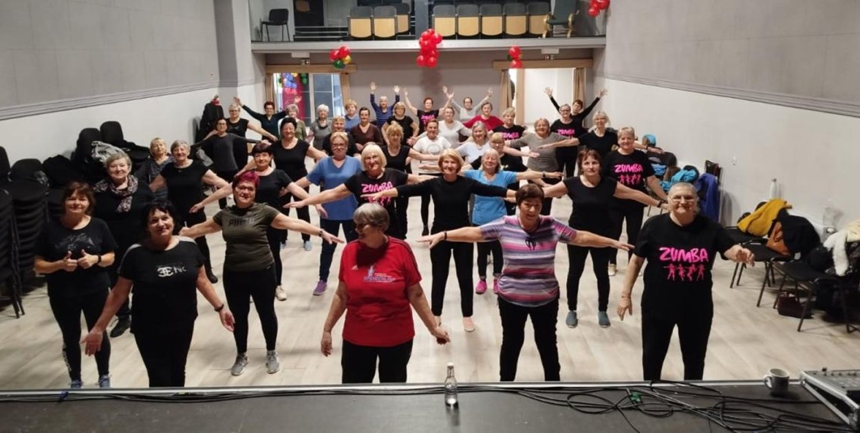 Zumba dla seniorek w Człuchowie. Gorąca atmosfera mimo zimowej pogody