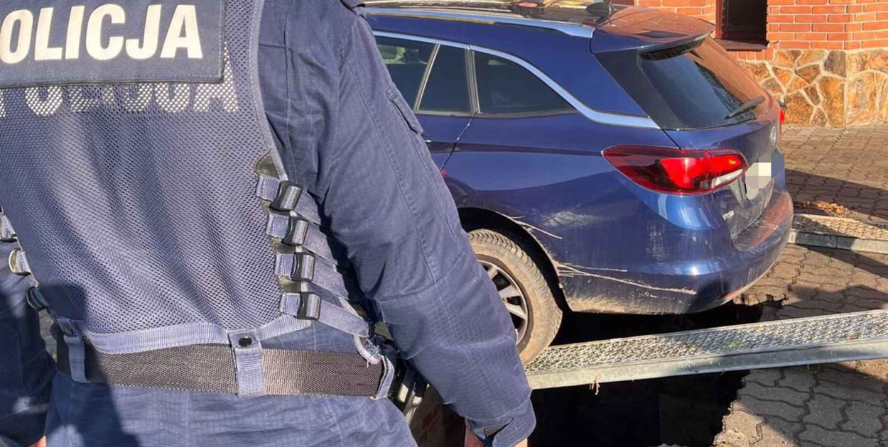 Ziemia zapadła się pod autami przy zamku. Interweniowały służby