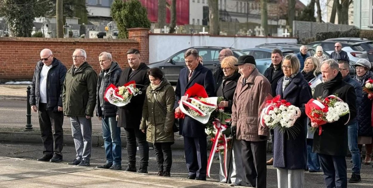Uroczyste złożenie kwiatów pod pomnikiem
