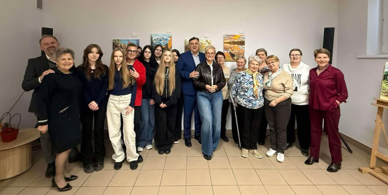 Wystawa obrazów w bibliotece podsumowała projekt „Moc Pokoleń”. Fotorelacja