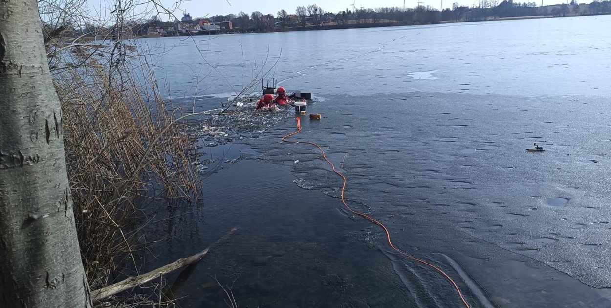 Załamał się lód w Człuchowie. Służby uratowały mężczyznę