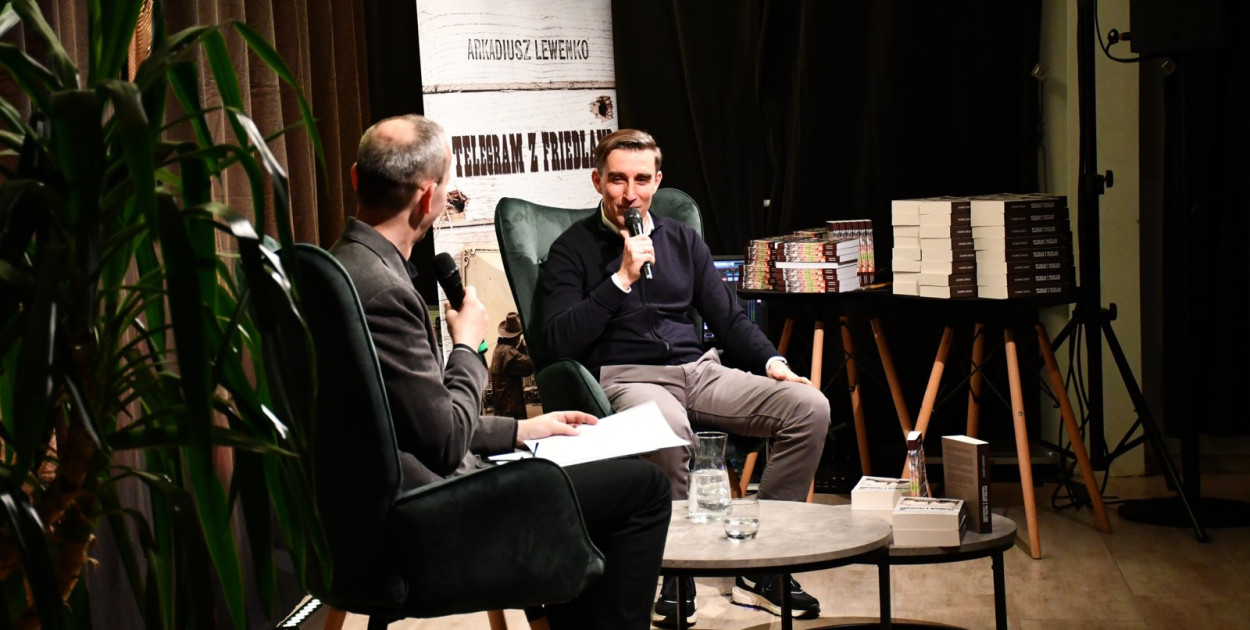 Spotkanie autorskie z Arkadiuszem Lewenko przyciągnęło mieszkańców