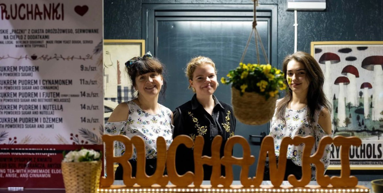 Kiermasz w Czarnem już trwa. Na stoiskach królują lokalne smaki