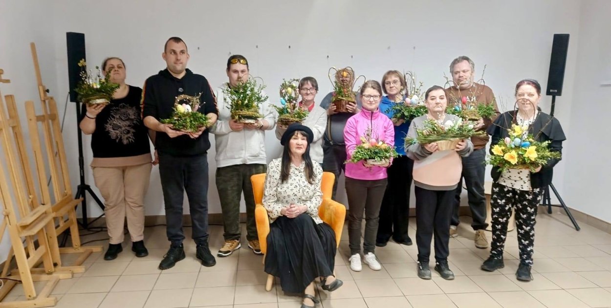 Uczestnicy ze Środowiskowego Domu samopomocy stworzyli wielkanocne stroiki