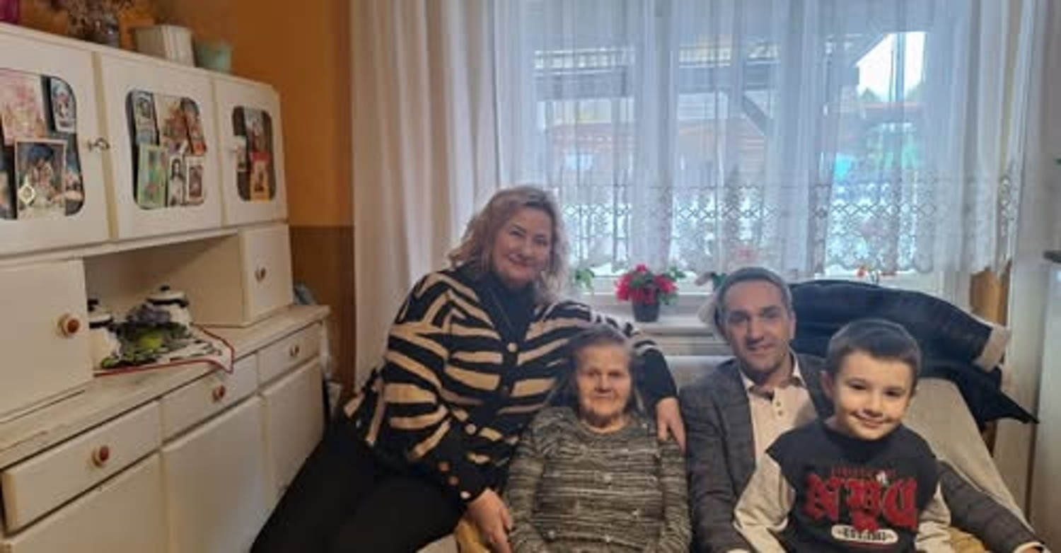 Źródło: Gmina Rzeczenica (Pani Stefania Osiurak podczas jubileuszu 96. urodzin)